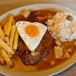 Bitoque oder auch "Bife com Ovo à Cavalo" genannt.