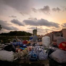 À côté de notre hôtel un grand terrain sert de dépotoir 🫣