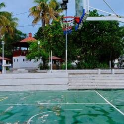 Gleich neben dem Plaza/Parque und der Kathedrale der Basketball Court