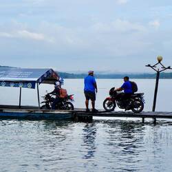 Flores ist eine Insel... überall kleine Fährboote
