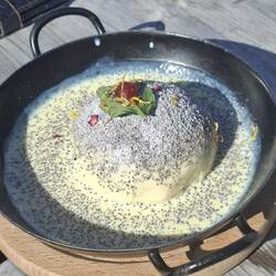 Germknödel mit Heidelbeerfüllung.