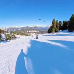 Kameramann Elias (in weinrot) mit 360°-Kamera. Ella (graublau), ich (gelbgrün)