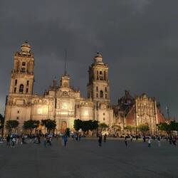 Zocàlo et ciel d'orage