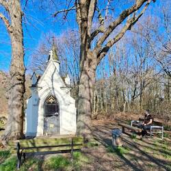 Am schicken Kapellchen gibt's bald die erste Stempelstelle.....