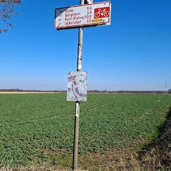 Vorbei am historischen Grenzstein.