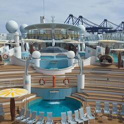 AIDA vor dem Industriehafen