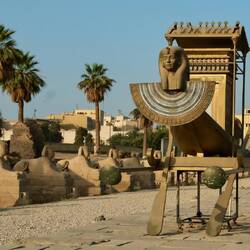 Das Schiff mussten die Priester 3km auf ihren Schultern tragen