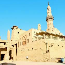 Im Tempel frühchristliche Artefakte und Moscheen