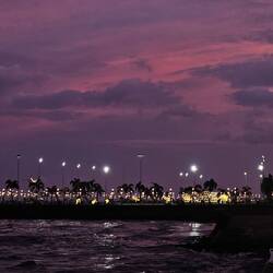 Schon wieder geht die Sonne violett unter.