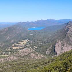 Rundblick vom Boroka Lookout - unten das Dorf Halls Gap mit Lake Bellfield