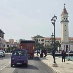 ... und ab ins Getümmel 🥳 Hier in der Stadt Zakynthos ist jede Menge los ... wir flüchten 😅🤣