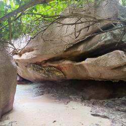 Vi passerade enorma klippformationer