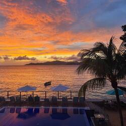 Solnedgång med ett glas vin innan middagen