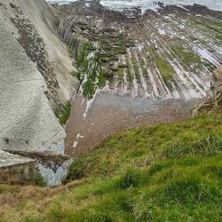 Und so sieht es aus, senkrecht gestapelte Steinschichten