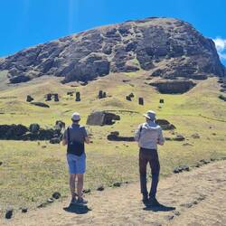 Rano Raraku - hier wurden wahrscheinlich alle Moai aus dem Lavagestein gehauen.