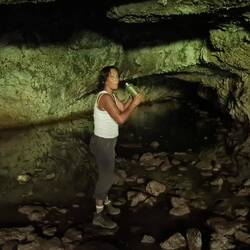 Evylin zeigt uns das alte immer noch funktionierende Wasserreservoir.