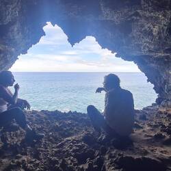 Jörg mit Evylin in einer Lavahöhle