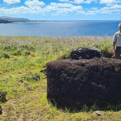Die Kopfbedeckung der Moai ist wahrscheinlich ein Haarturban. Er wird auf die Statue gestülpt.