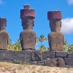 Am Anakena Strand - die Eidechse repräsentiert den Tod