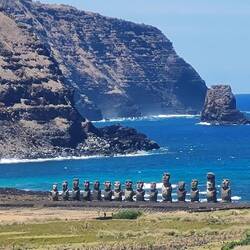 Ahu Tongariki - Jeder Moai repräsentiert einen Verstorbenen, hat also auch einen eigenen Namen.