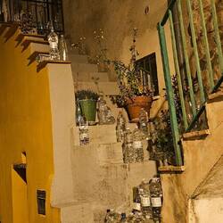 Hab gegoogelt warum an den Haustüren Wasserflaschen stehen, das soll Katzen vom urinieren hindern