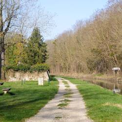 Idyllischer Weg am Canal de l'Ourcq