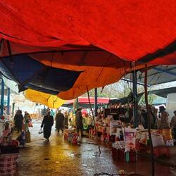 Regenwasser gefüllte Planen. Au wei..
