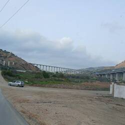 Hier kreuzen sich Autobahn und Eisenbahn