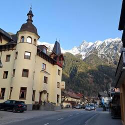Im Ortskern von Oetz auf ca 800m Höhe. Das Skigebiet liegt bei ca. 2.000 m