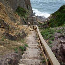Treppe zum Praia Grande mit Steinschlag