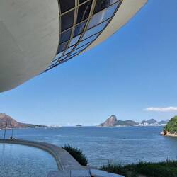 U im Hingergrund e Zuckerhuet