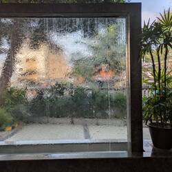 Am Hotel Eingang, lachende und weinende Seite