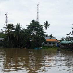 Die Siedlungen am Fluss sind versorgt mit Internet