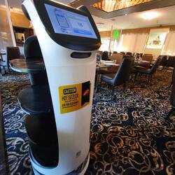 .. sogar mit Service-Roboter gebracht 😇