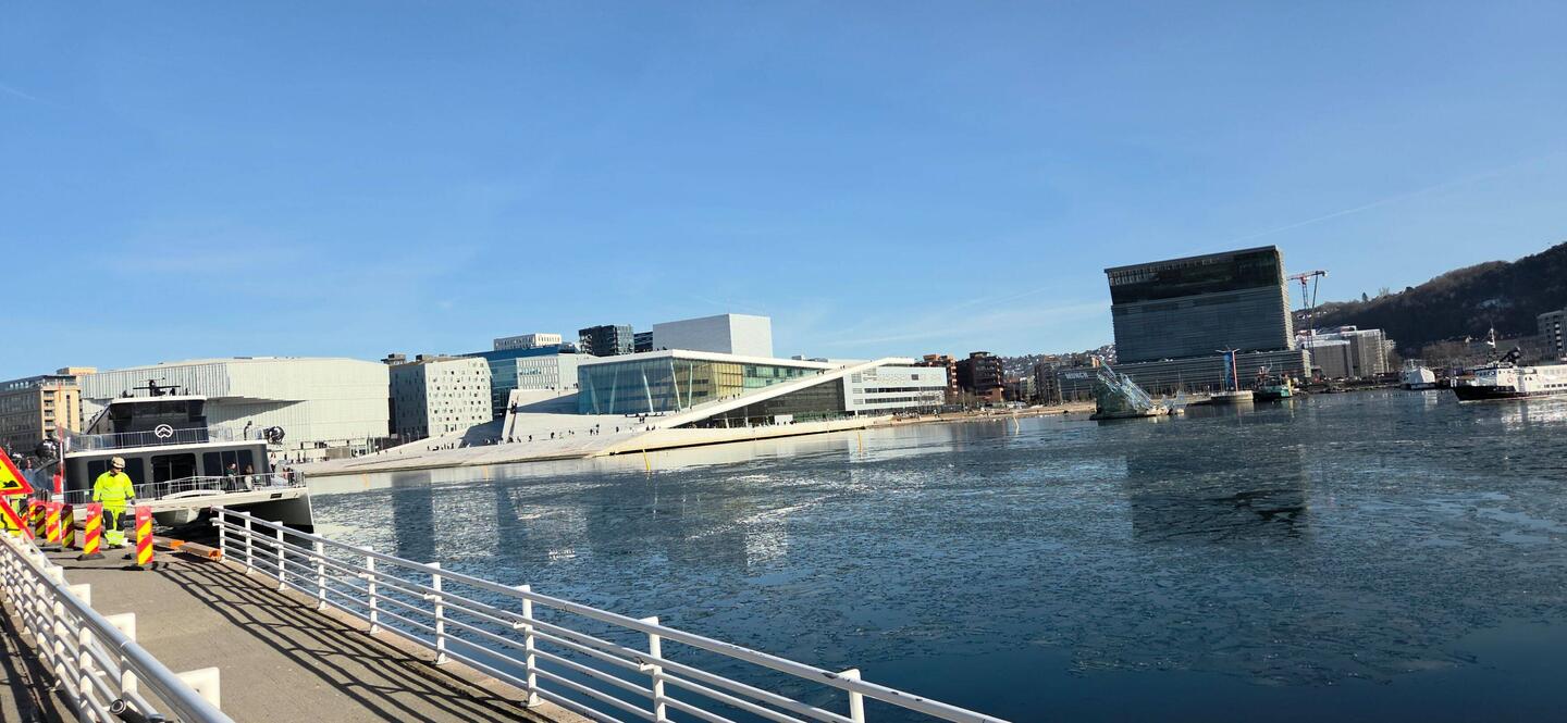 Stadtrundfahrt, Blick auf das Schauspielhaus.