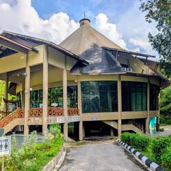 Gebäude mit Infos zu Flora und Fauna und dem Projekt