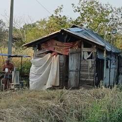 Eine Hütte am Rande der Fischerfarm