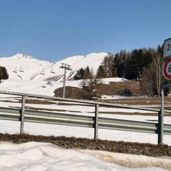 Vom Parkplatz in Zuoz ist der Gipfel in Sicht