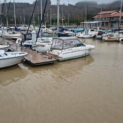 Auch in Zumaia ist das Wasser im Hafenbecken braun