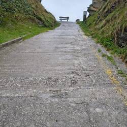 Durchgang zum Meer mit Bank