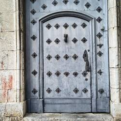 Alte Tür in altem römischen Gebäude