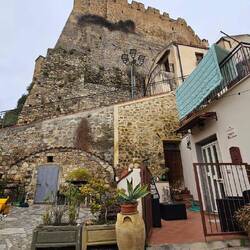 Rechts ein 1 Stern Hotel