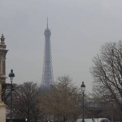 Auch der Eiffelturm schaut um die Ecke.