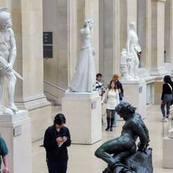 Menschen und Steinmenschen.