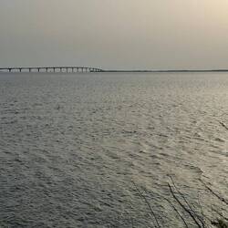 ...mit Blick auf die Brücke zur Île de Ré