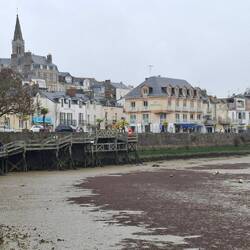 ...ein Holzsteg ermöglicht den Gang an der Kaimauer in die Stadt