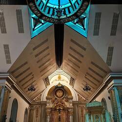 Super Kontrast: Altar zu Kuppel.