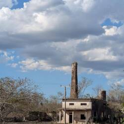 Nebenan die verlassenen Arbeitsstätten.