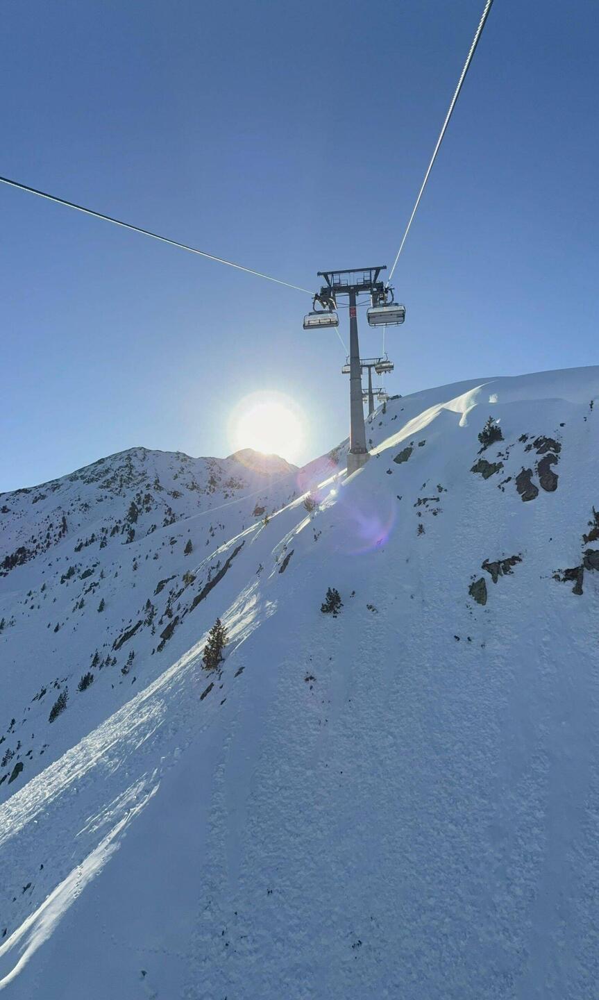 Morgenstunde. Wir waren immer pünktlich um 9 auf der Piste. Da ist's noch richtig gut präpariert.