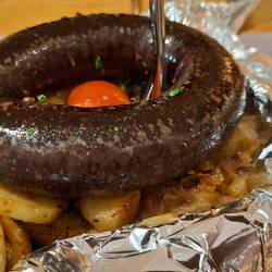 Abschluss-Mahl. Blutwurst auf Röstkartoffeln und Sauerkraut.